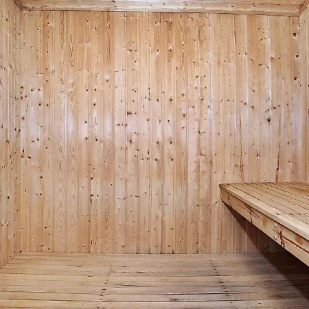 12 Person In L Kken Gronhoj (Nordjylland)
