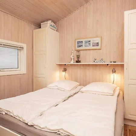 12 Person In L Kken Gronhoj (Nordjylland)